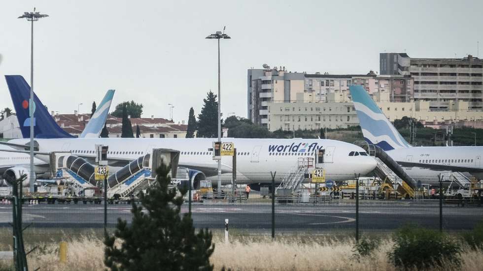 A aterragem do avião da companhia aérea World2Fly, com destino a Cuba, decorreu “dentro da normalidade” e os meios de segurança foram desativados no aeroporto de Lisboa, segundo a NAV, empresa que controla o tráfego aéreo, Lisboa, 18 de junho de 2022. Fonte oficial da NAV disse à Lusa que o avião fez aterragem de emergência no aeroporto Humberto Delgado, em Lisboa, às 19:09, e o tráfego aéreo está normalizado. Os meios de segurança incluíram a presença na pista das equipas dos bombeiros do aeroporto, do INEM e polícia, bem como operacionais as saídas de emergência. MÁRIO CRUZ/LUSA