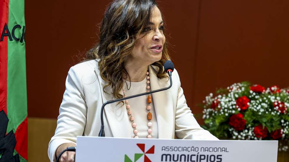 A presidente da Associação Nacional de Municípios Portugueses (ANMP), Luísa Salgueiro, durante a intervenção na sessão solene das comemorações do 40.º aniversário da ANMP, em Coimbra, 20 de maio de 2024. PAULO NOVAIS/LUSA