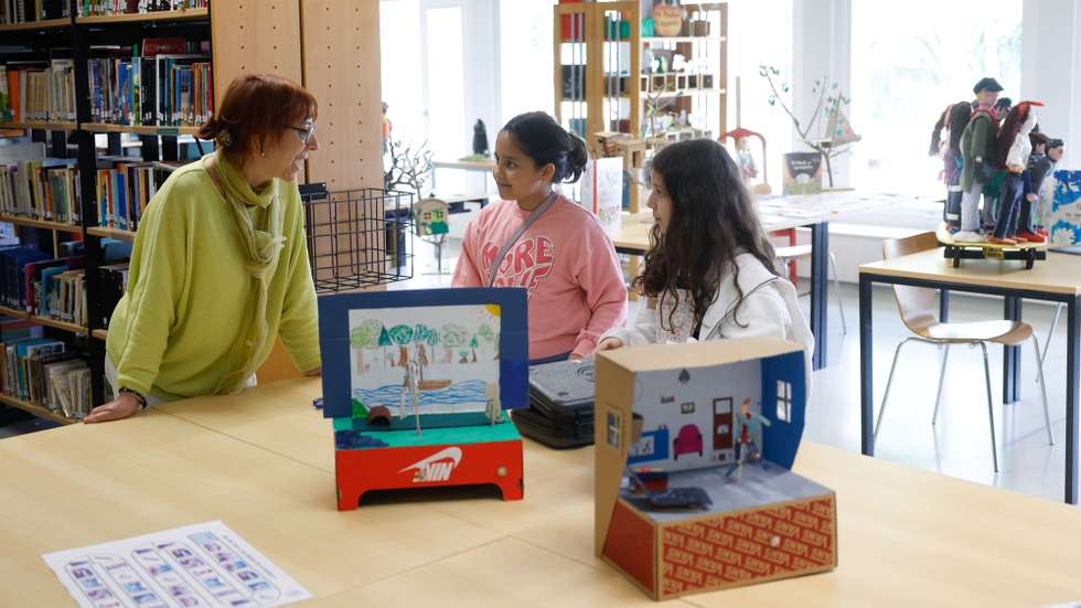 A coordenadora da Rede Nacional de Bibliotecas Escolares, Manuela Pargana da Silva (E), conversa com estudantes várias nacionalidades na Escola Francisco Arruda, Alcântara, em Lisboa, 16 de maio de 2024. A multiplicação de nacionalidades tem sido um grande desafio nas escolas e tornou as bibliotecas escolares num polo de acolhimento e de integração de alunos imigrantes, afirmou a Coordenadora da Rede Nacional de Bibliotecas Escolares, Manuela Pargana da Silva. (ACOMPANHA TEXTO DA LUSA DO DIA 21 DE MAIO DE 2024). ANTÓNIO PEDRO SANTOS/LUSA
