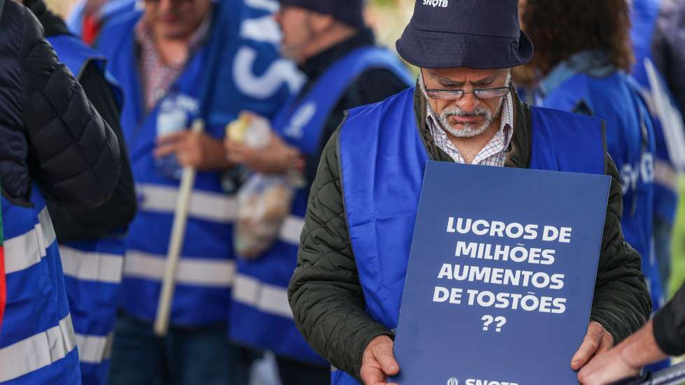 Manifestação do Sindicato Nacional dos Quadros e Técnicos Bancários (SNQTB), que tem por objetivo reivindicar o aumento salarial justo para os trabalhadores do BCP, ativos e reformados, e realiza-se no dia em que decorre a Assembleia-geral do BCP e na qual o SNQTB irá reforçar a proposta de atualização, "devidamente fundamentada e ajustada à realidade do BCP, para um aumento salarial de 5,8% para 2024", Oeiras, 22 maio 2024. ANDRÉ KOSTERS/LUSA