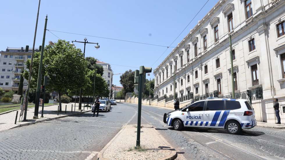 Um veículo da Polícia de Segurança Pública (PSP) bloqueia o acesso de parte da Calçada da Estrela, junto ao parlamento, até à Avenida Dom Carlos I, depois do edifício da sede do Chega ter sido evacuado devido a um homem ter entrado com uma mochila alegando que continha um engenho explosivo dentro, em Lisboa, 23 de maio de 2024. MANUEL DE ALMEIDA/LUSA