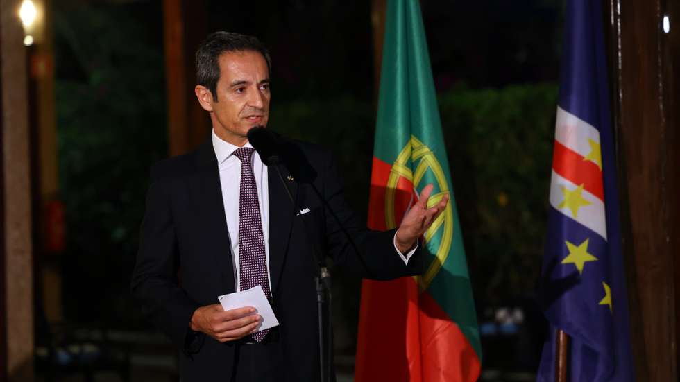 O embaixador de Portugal em Cabo Verde, Paulo Lourenço, discursa durante um encontro com a comunidade portuguesa, Praia, 30 de abril de 2024. O Presidente português inicia hoje uma visita a Cabo Verde para participar nas comemorações dos 50 anos da libertação dos presos do Campo de Concentração do Tarrafal, símbolo da violência da ditadura colonial portuguesa. NUNO VEIGA/LUSA