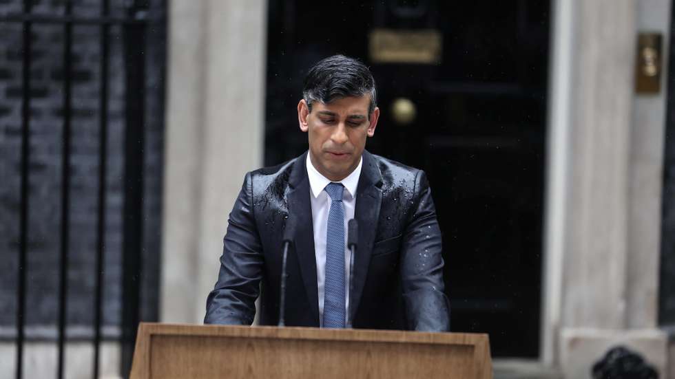 epa11361053 British Prime Minister Rishi Sunak delivers a speech outside 10 Downing Street in London, Britain, 22 May 2024. Sunak announced a snap election with polling day on 04 July 2024.  EPA/NEIL HALL