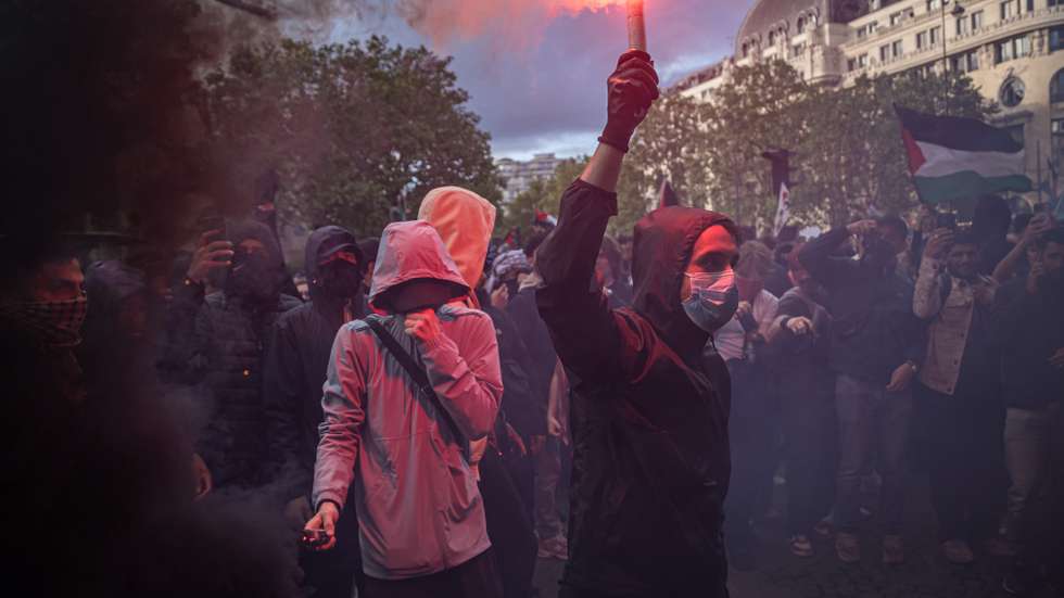 epa11374306 Pro-Palestinian protesters light up flares during a demonstration in Paris, France, 27 May 2024. Demonstrators gathered in solidarity with Palestinian people after the recent Israeli operations at a refugee camp in Rafah. At least 40 people were killed after Israeli airstrikes hit an area in Rafah designated for the displaced, the Palestinian Civil Defense said. More than 35,000 Palestinians and over 1,400 Israelis have been killed, according to the Palestinian Health Ministry and the Israel Defense Forces (IDF), since Hamas militants launched an attack against Israel from the Gaza Strip on 07 October 2023, and the Israeli operations in Gaza and the West Bank which followed it.  EPA/CHRISTOPHE PETIT TESSON