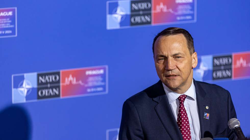 epa11381118 Poland's Foreign Minister Radoslaw Sikorski talks to the media as he arrives for the informal NATO Foreign Ministers Meeting at Czernin Palace, in Prague, Czech Republic, 31 May 2024. The main topic of the two-day informal meeting of NATO foreign ministers is the search for consensus on the Alliance's next steps in support of Ukraine and discuss priorities for the upcoming NATO Washington Summit.  EPA/MARTIN DIVISEK / POOL
