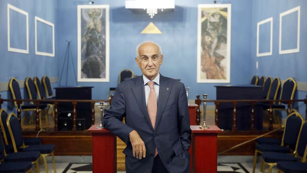 O grão-mestre do Grande Oriente Lusitano, Fernando Cabecinha, posa para a fotografia durante uma entrevista para a agência Lusa, na loja Grande Oriente Lusitano, em Lisboa, 06 de dezembro de 2023. (ACOMPANHA TEXTO DA LUSA DO DIA 11 DE DEZEMBRO DE 2023). ANTÓNIO PEDRO SANTOS/LUSA
