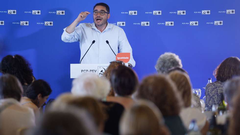 O cabeça de lista da Coligação Democrática Unitária (CDU) às eleições europeias, João Oliveira, intervém numa ação de campanha durante um almoço com mulheres, na Casa do Alentejo, em Lisboa, 04 de junho de 2024. Em Portugal, as eleições europeias realizam-se em 09 de junho e serão disputadas por 17 partidos e coligações. ANTÓNIO PEDRO SANTOS/LUSA