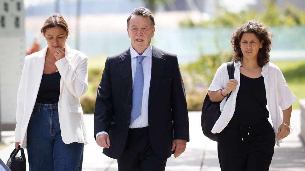 O antigo ministro da Economia, Manuel Pinho (C), à chegada ao Campus de Justiça para a leitura do acórdão do caso EDP, no Parque das Nações, em Lisboa, 06 de junho de 2024. Manuel Pinho, em prisão domiciliária desde dezembro de 2021, responde em julgamento por um crime de corrupção passiva para ato ilícito, outro de corrupção passiva, um crime de branqueamento de capitais e um crime de fraude fiscal. ANTÓNIO PEDRO SANTOS/LUSA