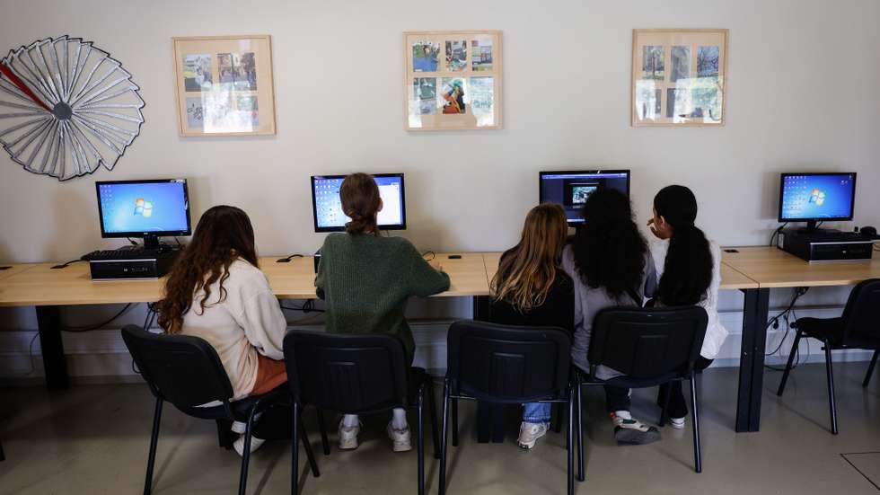 Estudantes de várias nacionalidades participam numa aula de Francês na Escola Francisco Arruda, Alcântara, em Lisboa, 16 de maio de 2024. A multiplicação de nacionalidades tem sido um grande desafio nas escolas e tornou as bibliotecas escolares num polo de acolhimento e de integração de alunos imigrantes, afirmou a Coordenadora da Rede Nacional de Bibliotecas Escolares, Manuela Pargana da Silva. (ACOMPANHA TEXTO DA LUSA DO DIA 21 DE MAIO DE 2024). ANTÓNIO PEDRO SANTOS/LUSA