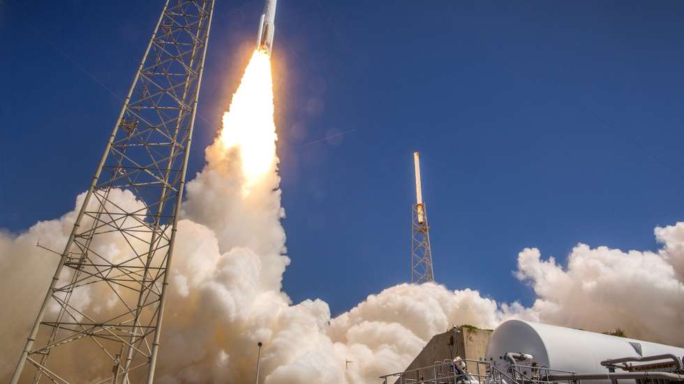 epa11392084 NASA Boeing Crew Flight Test mission Starliner spacecraft, on a United Launch Alliance Atlas V rocket, lifts up from the Space Launch Complex-41 in Cape Canaveral Space Force Station in Florida, USA, 05 June 2024. The NASA Boeing Crew Flight Test mission are Butch Wilmore and Suni Williams, both of NASA. The flight test serves as an end-to-end demonstration of Boeing's crew transportation system and will carry NASA astronauts Butch Wilmore and Suni Williams to and from the International Space Station.  EPA/CRISTOBAL HERRERA-ULASHKEVICH
