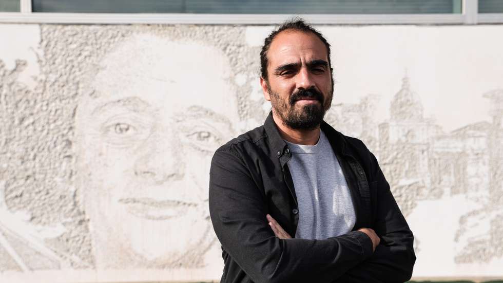 epa10742530 Portuguese street artist Alexandre Farto, tag-named as VHILS, poses in front of his work 'SUBSTRATUM' at the UNESCO headquarters in Paris, France, 12 July 2023. The artwork pays tribute to Ellen Wilkinson, President of UNESCO's inaugural Conference. The 31-metre-long artwork represents eleven sites protected by UNESCO on different continents.  EPA/TERESA SUAREZ