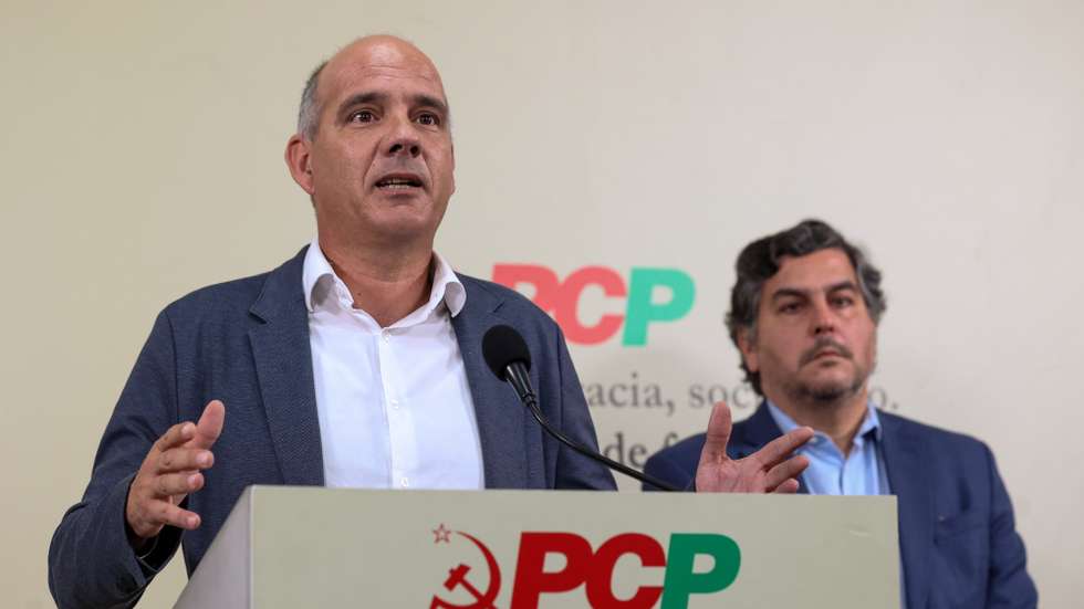 O secretário-geral do Partido Comunista Português (PCP), Paulo Raimundo (E), em conferência de imprensa de apresentação das principais conclusões da reunião do Comité Central do PCP, de análise à situação política e social, os resultados das eleições para o Parlamento Europeu e a ação e iniciativa política do partido na sede do PCP, em Lisboa, 12 de junho de 2024. MANUEL ALMEIDA/LUSA