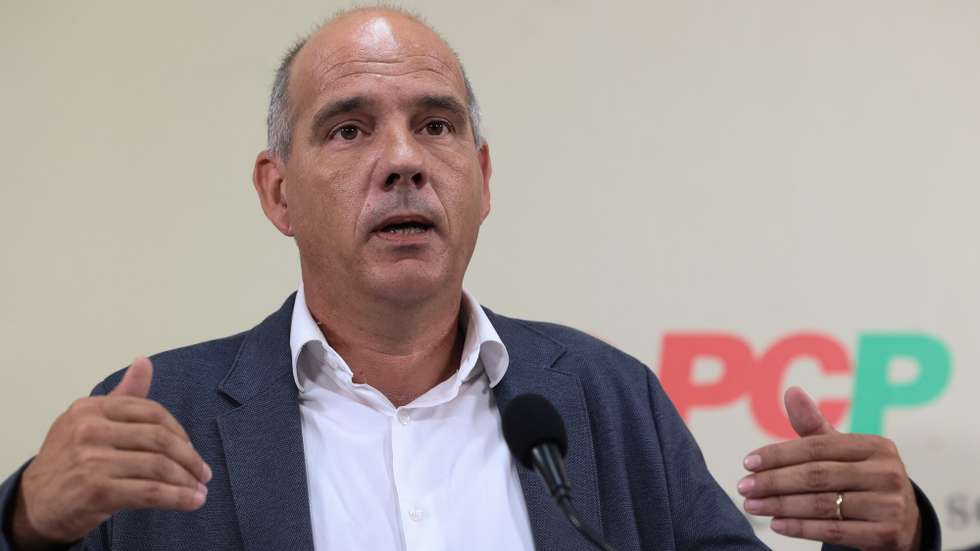 O secretário-geral do Partido Comunista Português (PCP), Paulo Raimundo, em conferência de imprensa de apresentação das principais conclusões da reunião do Comité Central do PCP, de análise à situação política e social, os resultados das eleições para o Parlamento Europeu e a ação e iniciativa política do partido na sede do PCP, em Lisboa, 12 de junho de 2024. MANUEL ALMEIDA/LUSA