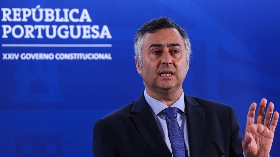 O ministro da Educação, Ciência e Inovação, Fernando Alexandre, fala à imprensa durante o briefingue da reunião de Conselho de Ministros, no palácio de São Bento em Lisboa, 14 de junho de 2024. TIAGO PETINGA/LUSA
