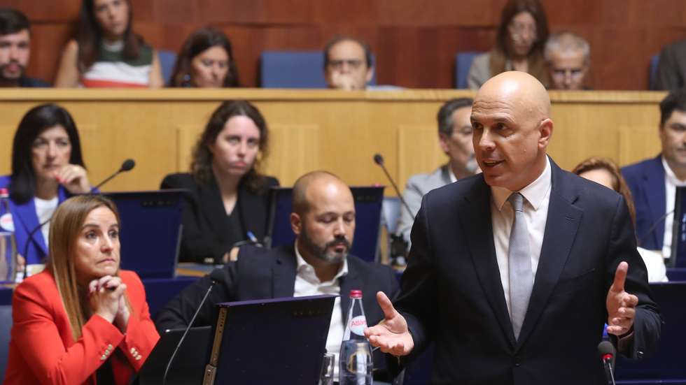 Paulo Cafôfo (D), deputado do PS (Partido Socialista), esta manhã durante o debate do programa do XV Governo Regional da Madeira na Assembleia Legislativa da Madeira no Funchal, 18 de junho de 2024. HOMEM DE GOUVEIA/LUSA