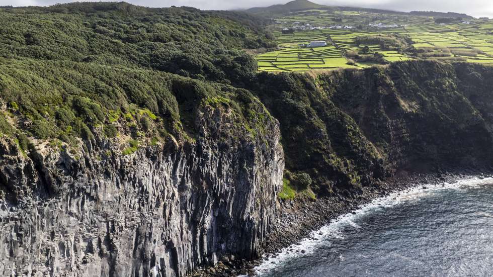 Um sismo com magnitude 4,5 foi sentido nas ilhas Terceira e São Jorge, ao início da manhã de hoje, informou o Centro de Informação e Vigilância Sismovulcânica dos Açores (CIVISA)., Açores, 14 de janeiro de 2024. Segundo a página do CIVISA na Internet, o abalo ocorreu às 07:19 locais (08:19 em Lisboa) e teve o epicentro a cerca de um quilómetro a nor-noroeste (NNW) da Serreta, ilha Terceira. ANTÓNIO ARAÚJO/LUSA
