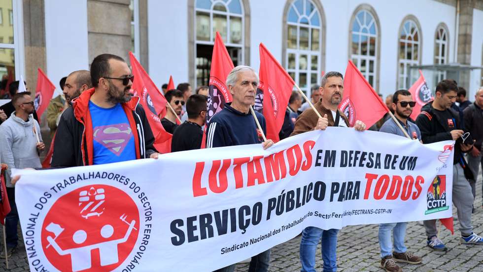 Trabalhadores das Oficinas da CP - Porto participam numa manifestação convocada pelo Sindicato Nacional dos Trabalhadores do Sector Ferroviário (SNTSF/FECTRANS) contra "a discriminação entre trabalhadores e pelo cumprimento do AE; pela melhoria das condições de trabalho e segurança nas oficinas (Guifões/Contumil); contra os baixos salários e pela valorização dos trabalhadores e das suas carreiras", junto à estação de Campanhã, no Porto, 20 de junho de 2024. ESTELA SILVA/LUSA