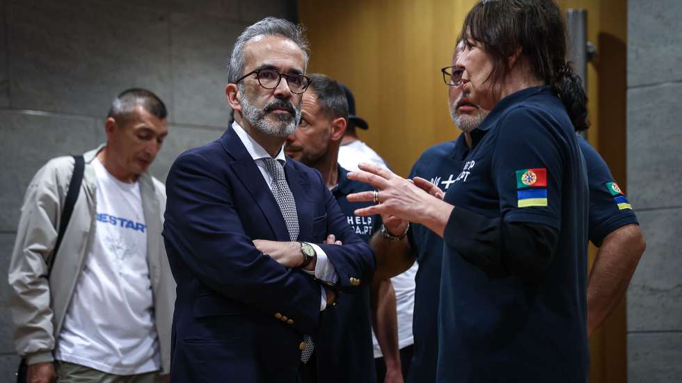 Ministro dos Negócios Estrangeiros, Paulo Rangel (C), na chegada de feridos de guerra da Ucrânia, onde serão instalados no primeiro Centro Privado da Europa para reabilitação de vulneráveis que é inaugurado no dia 15 de junho, em Lisboa, 14 de Junho de 2024. RODRIGO ANTUNES/LUSA