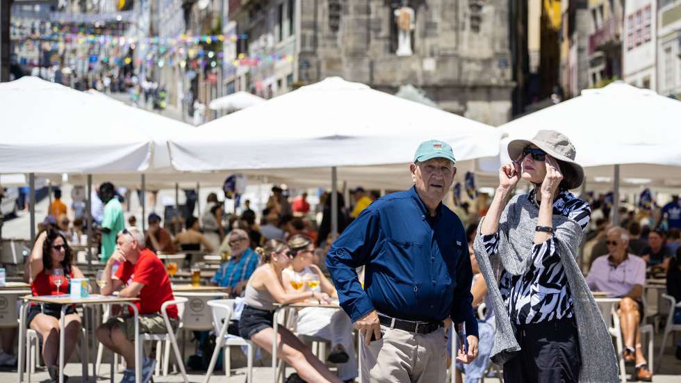 Turistas passeiam na ribeira do Porto, 13 de junho de 2024. JOSÉ COELHO/LUSA