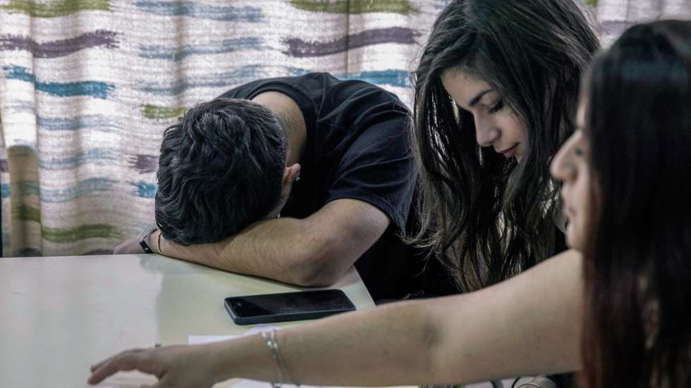 O abandono escolar ainda faz parte da vida de muitas crianças açorianas, entre quem foge para jogar futebol ou troca os livros pelo trabalho, copiam-se percursos de insucesso e faltas consecutivas até o absentismo se tornar preocupante, em Ponta Delgada, 16 de maio de 2024. Muitos dos aluno aceitam um projeto alternativo e passam a frequentar a Perkursos, um projeto educativo que recebe anualmente cerca de 90 alunos entre os 14 e os 25 anos. A Perkursos é uma escola diferente. Há um estúdio de som, onde os alunos podem gravar músicas ou pod-casts, uma gigantesca sala para aulas de expressão dramática. Há um espaço ao ar livre, onde até podem fumar. Mas os alunos apontam como principal a relação com os professores. (ACOMPANHA TEXTO DA LUSA DO 22 DE JUNHO DE 2024). EDUARDO COSTA/LUSA