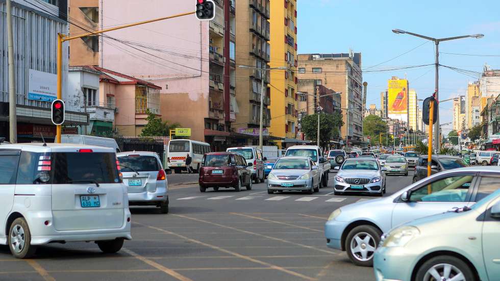 Automobilistas de Maputo dizem que a proposta do Governo de escalonar horários de trabalho, atrasando a abertura de alguns serviços, não vai resolver “problema de congestionamento” e pedem melhores estradas e transportes públicos de qualidade, Moçambique, 20 de junho de 2024. O Governo moçambicano pretende escalonar os horários de trabalho de Maputo, atrasando em uma hora a abertura dos grandes supermercados e comércio retalhista, bem como da função pública, para retirar 55 mil passageiros da estrada. (ACOMPANHA TEXTO DA LUSA DO DIA 24 DE JUNHO DE 2024). LUÍSA NHANTUMBO/LUSA