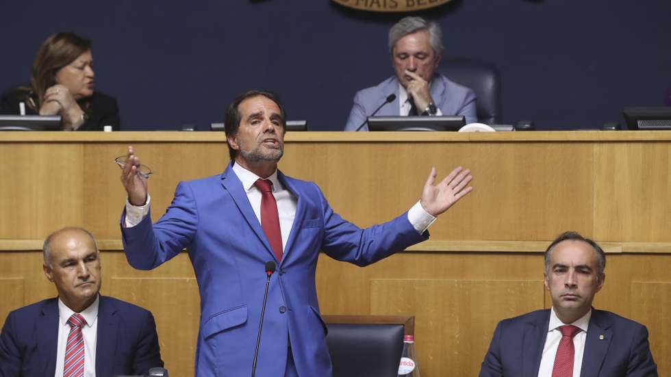 Miguel Albuquerque (C), presidente do XV Governo Regional da Madeira, esta manhã durante o debate do programa do XV Governo Regional da Madeira na Assembleia Legislativa da Madeira no Funchal, 18 de junho de 2024. HOMEM DE GOUVEIA/LUSA