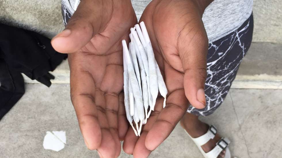 Moçambique tornou-se numa das principais plataformas do tráfico internacional de droga, nomeadamente proveniente do continente americano, o que levou as autoridades nacionais a formar agentes policiais e alfandegários que trabalham nos terminais rodoviários, ferroviários e aeroportuários, na cidade da Beira, província de Sofala, Moçambique, 21 de agosto de 2023. A proliferação das chamadas “bocas de fumo”, locais de venda e consumo de droga, um pouco por toda a cidade da Beira, centro de Moçambique, está a preocupar as autoridades, que tentam lidar com o problema com sensibilização e formação. (ACOMPANHA TEXTO). JOSÉ JECO/LUSA
