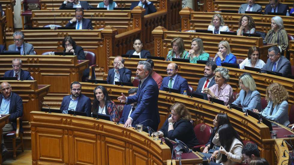 O deputado e secretário-geral do Partido Socialista (PS), Pedro Nuno Santos, intervém durante o debate parlamentar com a presença do primeiro-ministro, Luís Montenegro (ausente na foto), na Assembleia da República, em Lisboa, 26 junho de 2024. ANTÓNIO COTRIM/LUSA