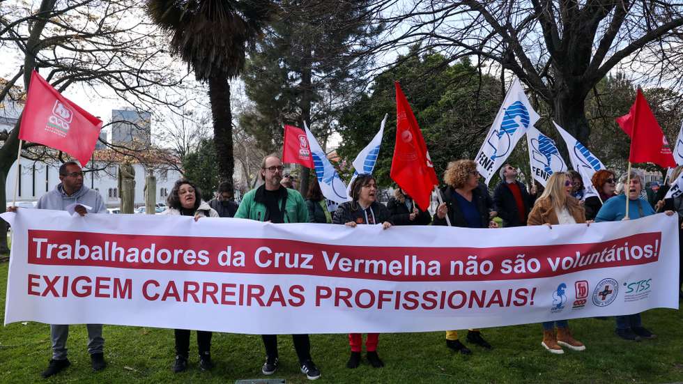 Concentração de trabalhadores, delegados, dirigentes e ativistas sindicais, convocada pela Federação Nacional de Sindicatos de Trabalhadores em Funções Públicas e Sociais, Federação Nacional dos Professores, Sindicato dos Enfermeiros Portugueses e Sindicato Nacional dos Técnicos Superiores de Diagnóstico e Terapêutica, face ao recuo por parte da Cruz Vermelha Portuguesa (CVP) em matérias já consensualizadas em sede de negociação na Direção-Geral do Emprego e das Relações de Trabalho (DGERT), junto ao Ministério do Trabalho Solidariedade e Segurança Social, em Lisboa, 05 de março de 2024. MANUEL DE ALMEIDA/LUSA