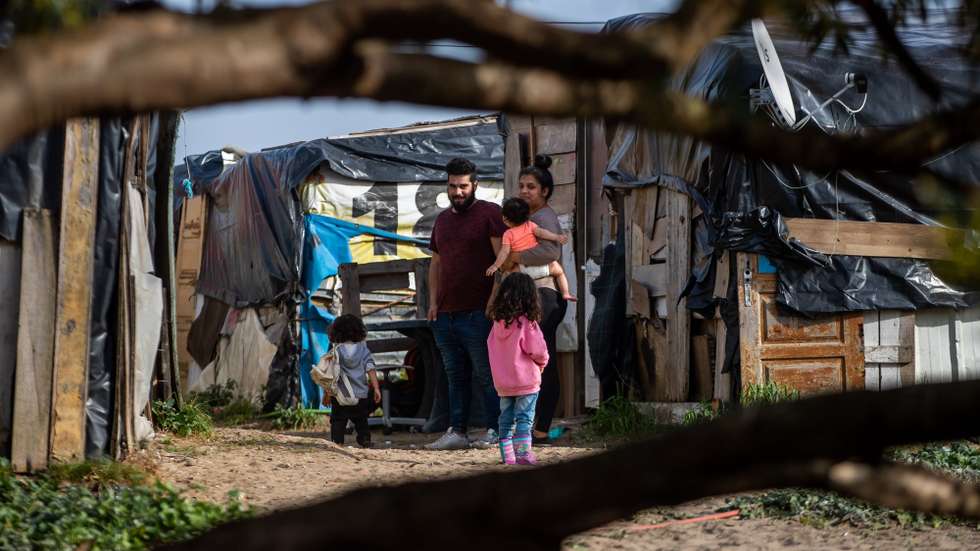 Elementos de etnia cigana num dos três acampamentos existentes no concelho de Peniche, 11 de fevereiro de 2022. A Câmara de Peniche quer erradicar barracas onde vivem quase três centenas de pessoas de etnia cigana e tem em concurso o projeto ‘Kher Nevo’, destinado à integração social da comunidade. (ACOMPANHA TEXTO DA LUSA DO DIA 19 DE FEVEREIRO DE 2022). JOSÉ SENA GOULÃO/LUSA