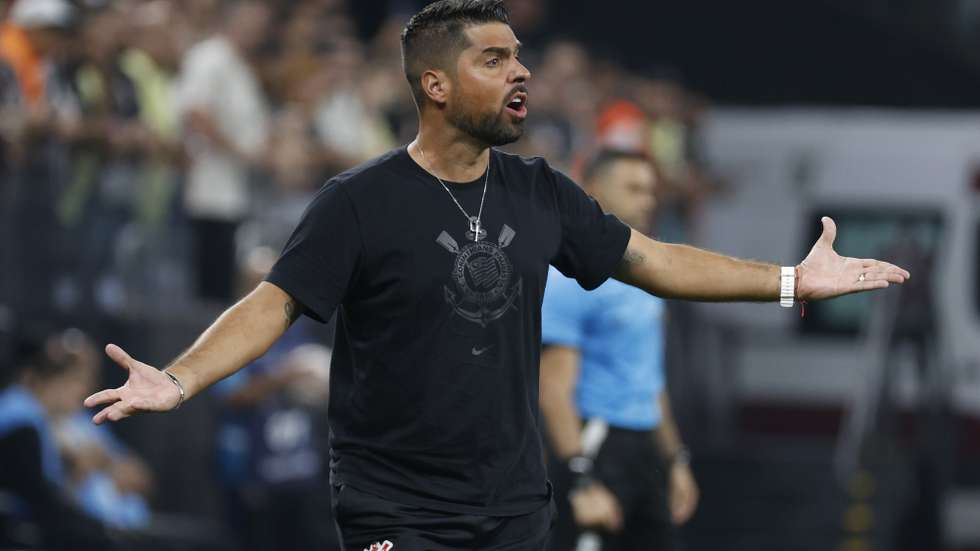 epa11268828 Head coach of Corinthians Antonio Oliveira reacts during a Copa Sudamericana group stage soccer match between Corinthians and Nacional in Sao Paulo, Brazil, 09 April 2024.  EPA/Sebastiao Moreira