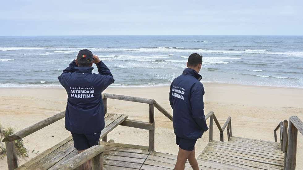 Agentes da Polícia Marítima participam nos trabalhos de resgate da embarcação de pesca que virou ao largo das praias de São Pedro do Moel e de Vieira, causando a morte a três pessoas e sete estão desaparecidas, na praia do Samouco, Marinha Grande, 03 de julho de 2024. Oito pessoas foram resgatadas e transportadas para o Porto da Figueira da Foz. CARLOS BARROSO/LUSA