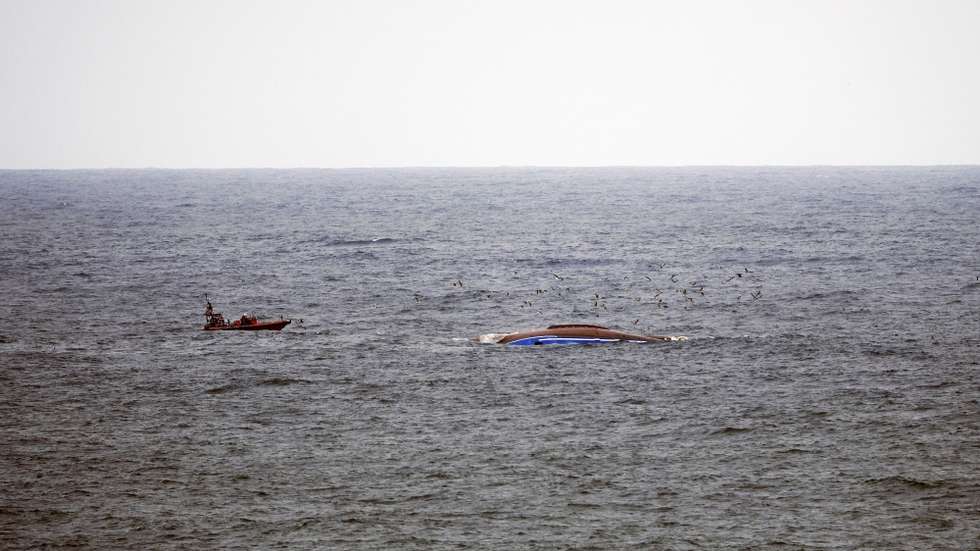Destroços da embarcação de pesca após ter virado ao largo das praias de São Pedro do Moel e de Vieira, causando a morte a três pessoas e sete estão desaparecidas, na praia do Samouco, Marinha Grande, 03 de julho de 2024. Oito pessoas foram resgatadas e transportadas para o Porto da Figueira da Foz. CARLOS BARROSO/LUSA
