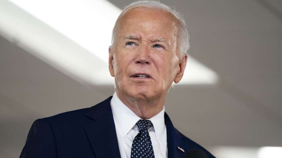 epa11453416 US President Joe Biden delivers remarks after receiving an operational briefing on extreme weather at the D.C. Emergency Operations Center in Washington, DC, USA, 02 July 2024.  EPA/BONNIE CASH / POOL