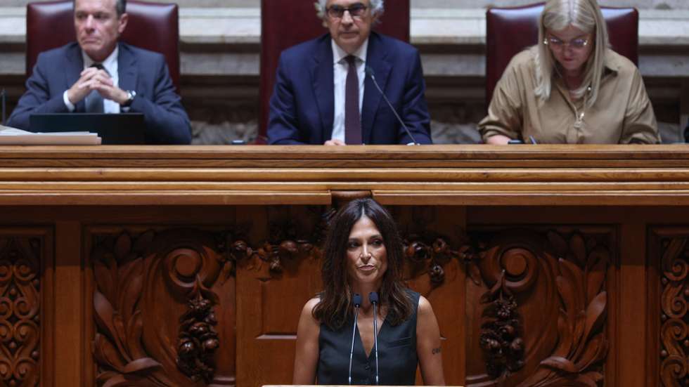 A deputada do Partido Socialista, Isabel Moreira, usa da palavra durante o debate parlamentar na Assembleia da República em Lisboa, 4 de julho de 2024. TIAGO PETINGA/LUSA