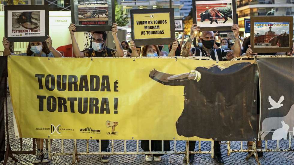 Manifestantes protestam contra a Tauromaquia em frente à praça de touros do Campo Pequeno, em Lisboa, 09 de setembro de 2021. Organizado pela Acção Direta, sob o lema "Tortura não é Cultura", o protesto ocorre numa altura em que a praça recebe mais duas corridas de touros em dois dias seguidos. ANTÓNIO PEDRO SANTOS/LUSA