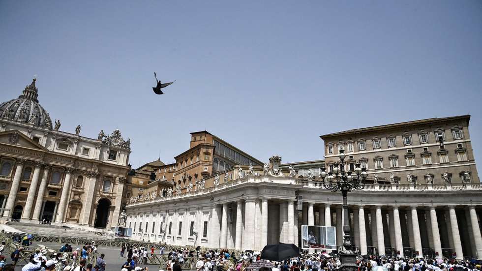 epa11444717 Faithfuls gather to attend Pope Francis' Angelus prayer during the Solemnity of Saints Peter and Paul in Saint Peter's Square, in Vatican City, 29 June 2024.  EPA/RICCARDO ANTIMIANI