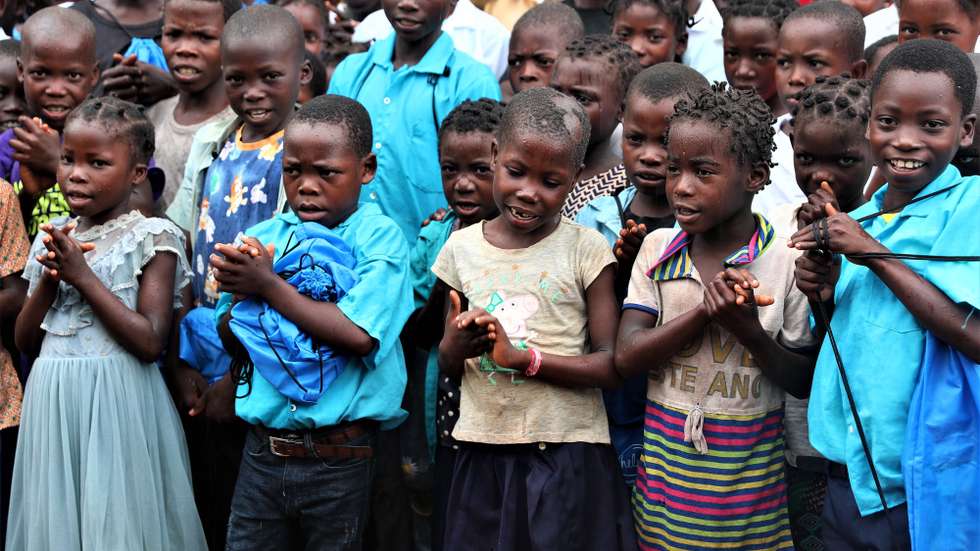 Crianças participam na cerimónia de inauguração do Centro de Incentivo à Progressão Escolar de Raparigas, em Nampula, no norte de Moçambique, 05 de março de 2024. LUÍSA NHANTUMBO/LUSA