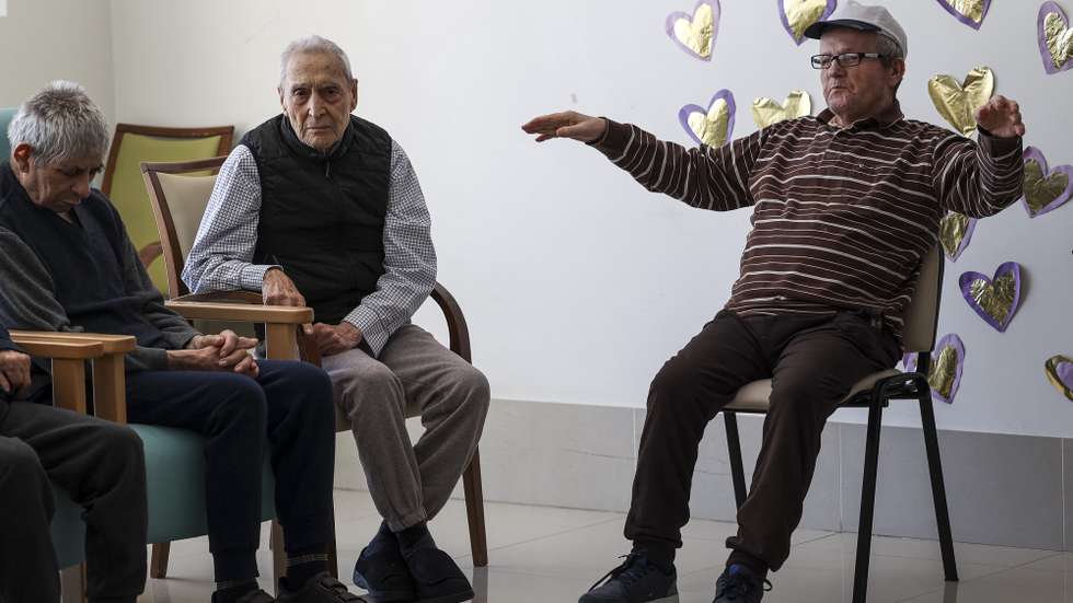 Idosos utentes do lar Eira da Torre, em Santa Eufémia, Leiria, durante uma aula de capoeira, dada por Jimmy Almeida (mestre Papagaio) e Joana Palhas (professora Beringela), que animam os utentes no âmbito do projeto ‘Gingando na Melhor Idade’, que tem contribuído para melhorar o bem-estar dos idosos, Leiria, 17 de abril de 2023. (ACOMPANHA TEXTO DE 20-04-2023) PAULO NOVAIS/LUSA