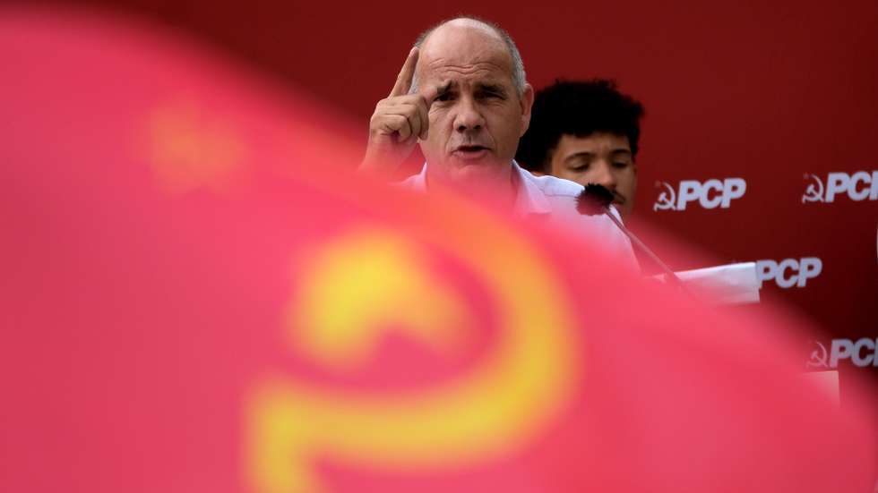 O secretário geral do PCP, Paulo Raimundo, discursa na festa de verão do partido na Foz do Arelho, Caldas da Rainha, 14 de julho de 2024. O convívio juntou dezenas de militantes e simpatizantes do partido numa festa realizada pela Organização Regional de Leiria do PCP num terreno perto da Lagoa de Óbidos. CARLOS BARROSO/LUSA
