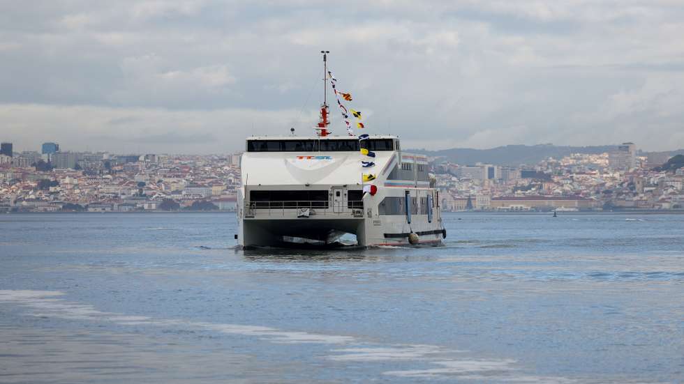 O Navio Leader “Cegonha Branca”, o 1.º navio elétrico da TTSL - Transtejo Soflusa,  foi esta manhã inaugurado pelo primeiro-ministro, António Costa, e pelo ministro do Ambiente e da Ação Climática, Duarte Cordeiro (ausentes da fotografia), no Terminal Fluvial do Seixal, 28 de novembro de 2023. ANTÓNIO COTRIM/LUSA