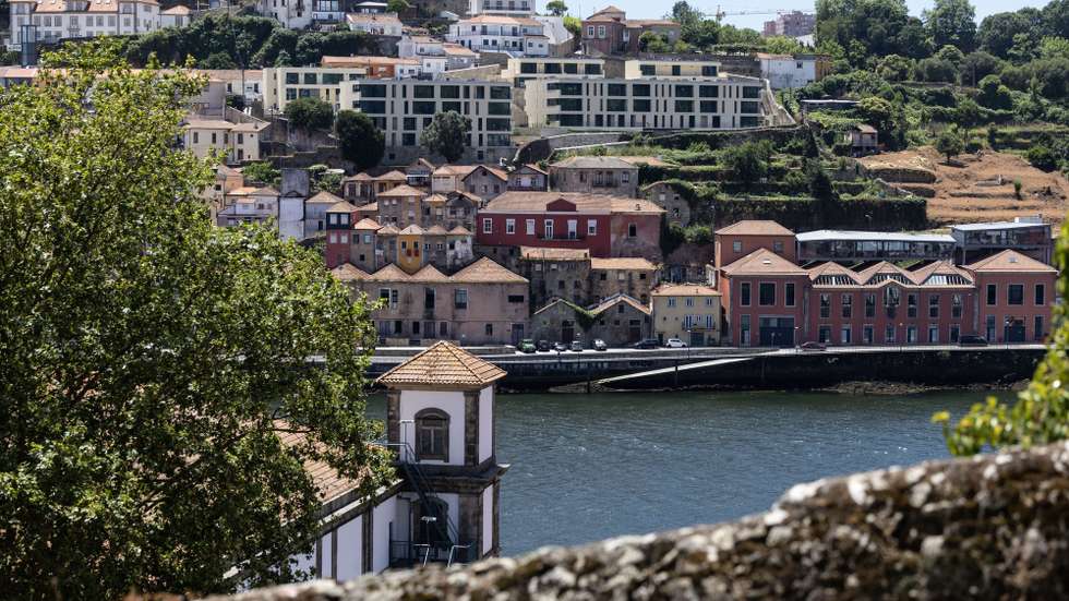 Vista de habitações na marginal de Vila Nova de Gaia a partir do Porto, 13 de junho de 2024.. JOSÉ COELHO/LUSA
