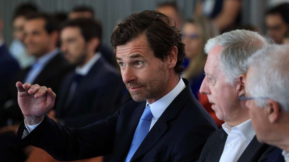 epa11395804 FC Porto president Andre Villas-Boas (C) gestures during the presentation of Vitor Bruno (not pictured), FC Porto's new head coach, at the Dragao stadium in Porto, Portugal, 07 June 2024. Bruno has signed a contract until 2026.  EPA/ESTELA SILVA