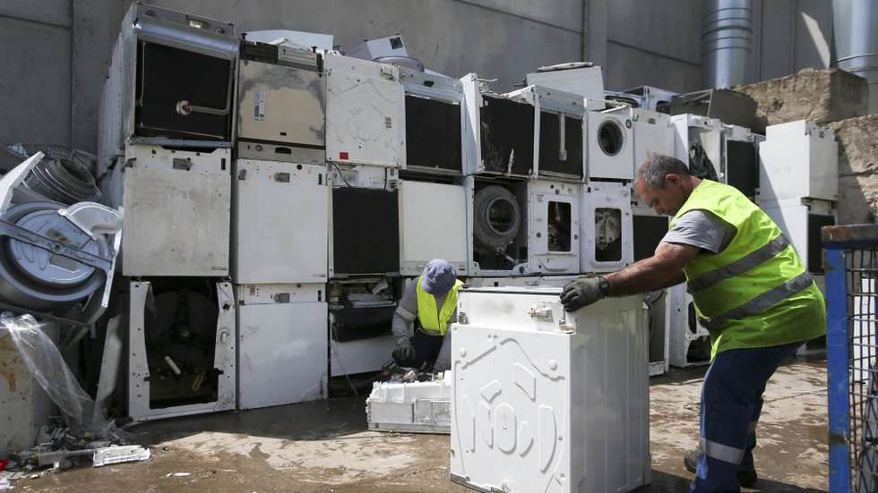 Um trabalhador de um centro de gestão e reciclagem de resíduos procede à triagem dos vários componentes de eletrodomésticos, Santo Antão do Tojal, 16 de maio de 2016. Hoje assinala-se o Dia Internacional da Reciclagem e a Quercus sublinha que, apesar de ter existido uma evolução "muito grande" nos últimos anos, há ainda várias questões para as quais o Estado "tem de dar uma resposta urgente". (ACOMPANHA TEXTO DE 17/05/2016)  INÁCIO ROSA/LUSA