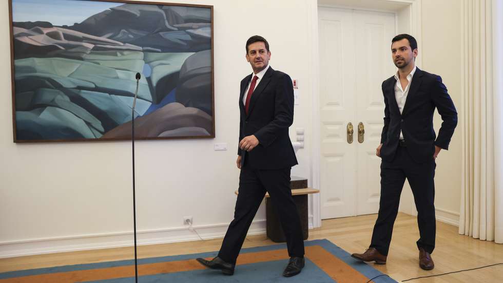 O presidente da Iniciativa Liberal (IL), Rui Rocha (E), após a reunião com o ministro de Estado e das Finanças, Joaquim Miranda Sarmento, em conjunto com o ministro da Presidência, António Leitão Amaro, e o ministro dos Assuntos Parlamentares, Pedro Duarte, que substituem o primeiro-ministro, Luís Montenegro, nas reuniões com os partidos políticos com assento parlamentar sobre o Orçamento do Estado para 2025, no Palácio de S. Bento, em Lisboa, 19 de julho de 2024. MIGUEL A. LOPES/LUSA