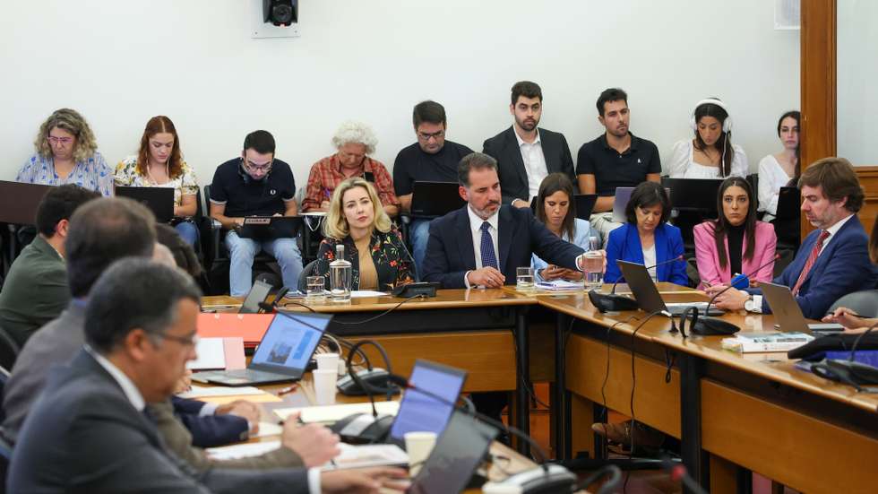 Daniela Luzado Martins (C-E), mãe das gémeas tratadas com o medicamento Zolgensma, durante a sua audição perante os deputados da Comissão Parlamentar de Inquérito - Gémeas Tratadas com o Medicamento Zolgensma, na Assembleia da República, em Lisboa, 21 de junho de 2024. Em causa no processo, que tem como arguidos o ex-secretário de Estado da Saúde Lacerda Sales e Nuno Rebelo de Sousa, filho do Presidente da República, está o tratamento hospitalar das duas crianças luso-brasileiras que receberam o medicamento Zolgensma. Com um custo de dois milhões de euros por pessoa, este fármaco tem como objetivo controlar a propagação da atrofia muscular espinal, uma doença neurodegenerativa. Constituida por 17 deputados, a comissão terá quatro meses para concluir o seu trabalho. ANTÓNIO COTRIM/LUSA
