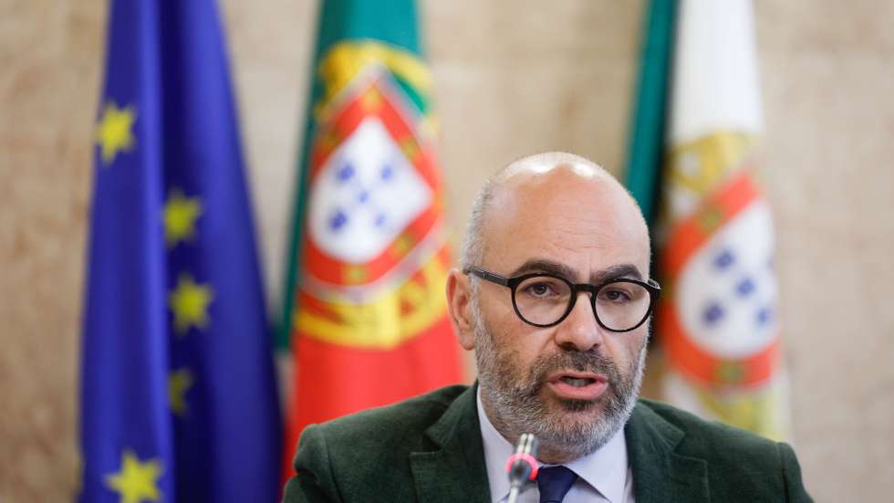 O ministro das Infraestruturas e Habitação, Miguel Pinto Luz, intervém durante a sua audição na Comissão de Economia, Obras Públicas e Habitação, na Assembleia da República, em Lisboa, 24 de julho de 2024. ANTÓNIO PEDRO SANTOS/LUSA