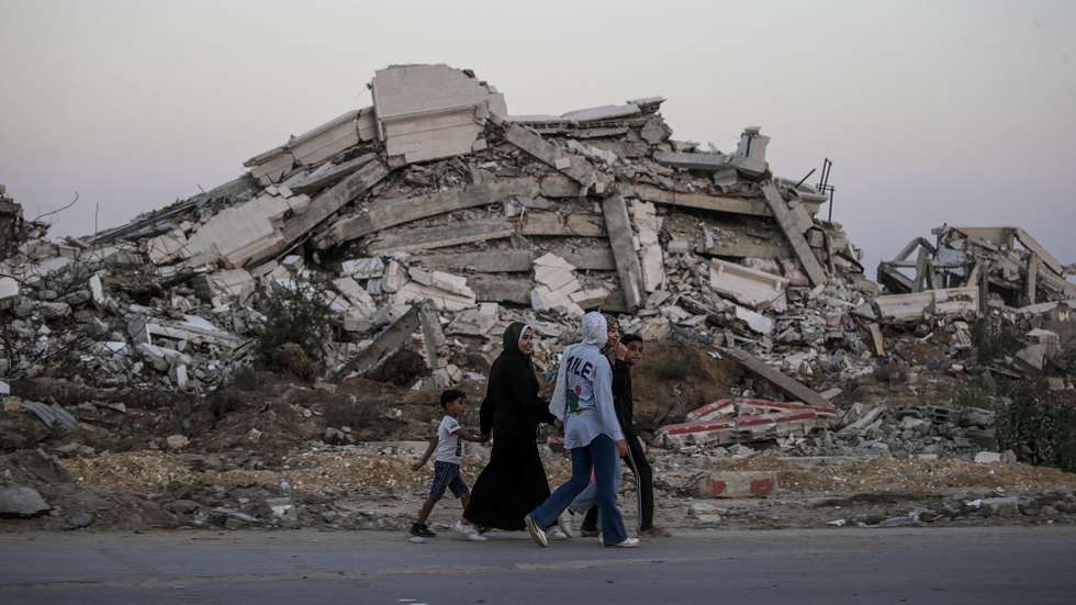 epa11496186 Internally displaced Palestinians walk along Salah Al Din road during an Israeli military operation in Khan Younis, southern Gaza Strip, 25 July 2024. More than 39,000 Palestinians and over 1,400 Israelis have been killed, according to the Palestinian Health Ministry and the Israel Defense Forces (IDF), since Hamas militants launched an attack against Israel from the Gaza Strip on 07 October 2023, and the Israeli operations in Gaza and the West Bank which followed it.  EPA/MOHAMMED SABER