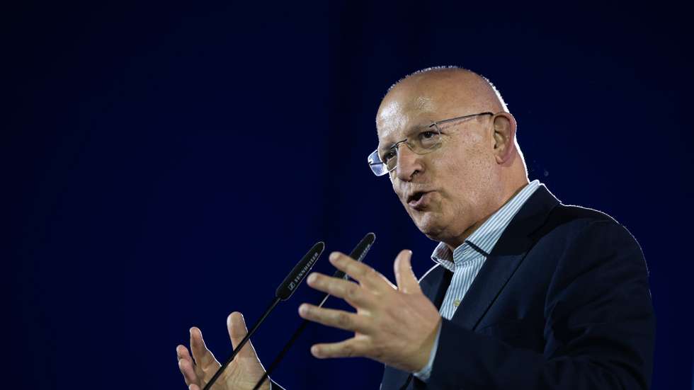 O ex presidente da Assembleia da República, Augusto Santos Silva, usa da palavra durante um comício de campanha eleitoral para as eleições europeias em Santarém, 03 de junho de 2024. Em Portugal, as eleições europeias realizam-se em 09 de junho e serão disputadas por 17 partidos e coligações. JOSÉ SENA GOULÃO/LUSA