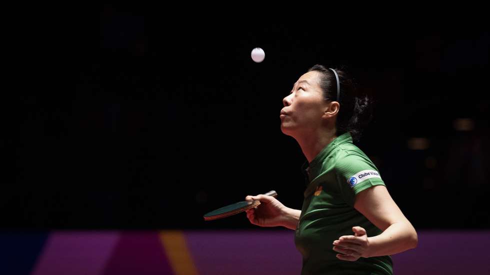 A jogadora portuguesa Fu Yu em ação contra a porto-riquenha Adriana Díaz, durante um jogo da taça do Mundo de ténis de mesa de Macau disputado no Galaxy Arena, em Macau, China, 15 de abril de 2024. GONÇALO LOBO PINHEIRO/LUSA